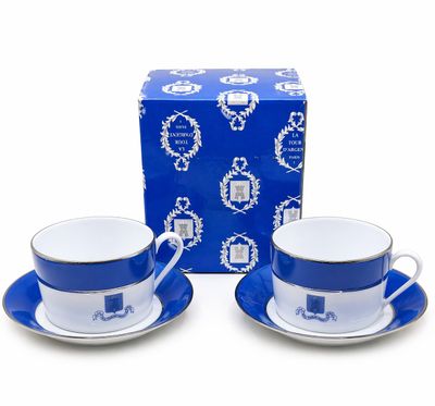 deux tasses et soucoupes ornées de motifs bleus et blancs
