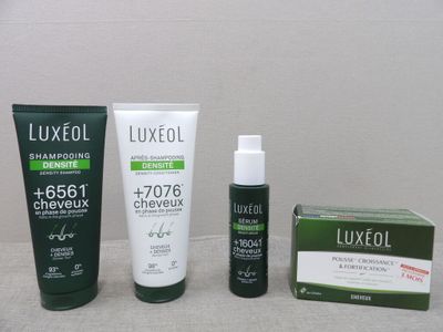 trois types différents de produits de soins capillaires posés sur une table