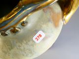 un gros plan d'un vase sur lequel est collé un autocollant