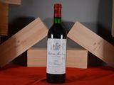 une bouteille de vin posée sur une table