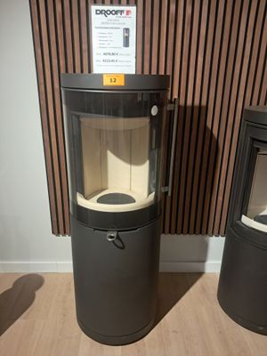 deux poubelles noires posées l'une à côté de l'autre sur le sol