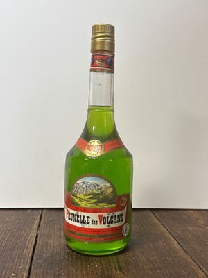 une bouteille contenant un liquide vert posée sur une table en bois
