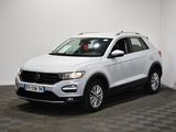 un SUV Volkswagen blanc garé dans une pièce au sol carrelé