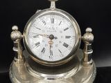 une horloge en argent ornée de chiffres romains