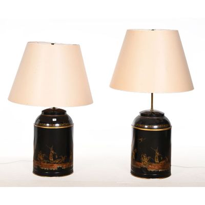 une paire de lampes de table noires et dorées, chacune munie d'un abat-jour