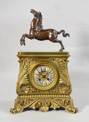 une horloge en bronze surmontée d'un cheval