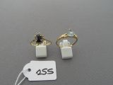 deux bagues et une bague posée sur une table, accompagnée d'une étiquette indiquant son prix