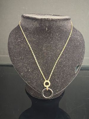 gros plan d'un collier sur un mannequin posé sur une table