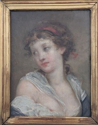 portrait d'une jeune femme en robe blanche, avec un bandeau rouge