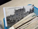 une pile de vieux livres sur une table