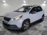 la petite voiture blanche est garée dans une grande pièce