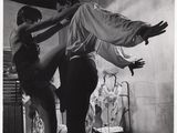 photographie en noir et blanc d'un homme et d'une femme en train de réaliser une figure