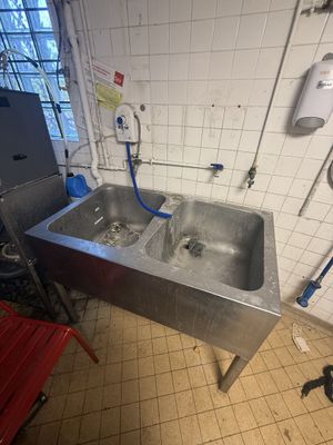 Plonge en inox deux bacs, incomplète