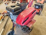 une tondeuse à gazon rouge garée dans un garage