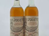 deux bouteilles de vin posées l'une à côté de l'autre sur une table