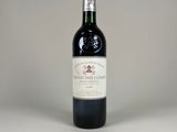 une bouteille de vin posée sur une table