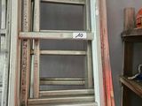 une échelle adossée au mur d'une pièce