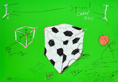dessin représentant un ballon de football et un cube de football sur fond vert
