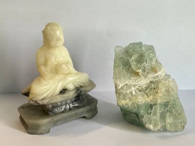 deux statues de bouddhas assis côte à côte sur un rocher