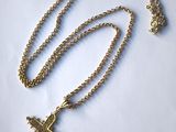 collier avec une croix de couleur or et une chaîne à maillons ronds de couleur or