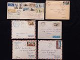 plusieurs vieilles enveloppes ornées de timbres, posées sur une surface noire