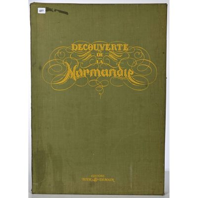 un livre vert avec des lettres dorées sur la couverture