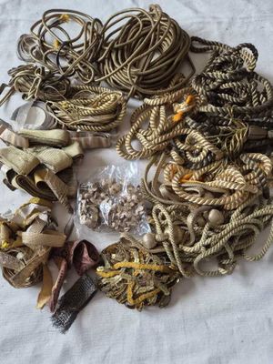 un tas de cordes et d'autres objets posés sur une table