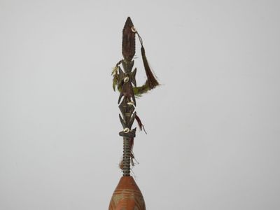 un oiseau perché au sommet d'un poteau