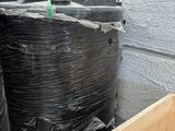 une poubelle noire posée à côté d'une poubelle noire