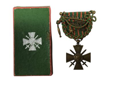 une image représentant une médaille et un livre sur fond blanc