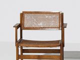 une image d'une chaise en bois avec un siège tissé sur un fond blanc