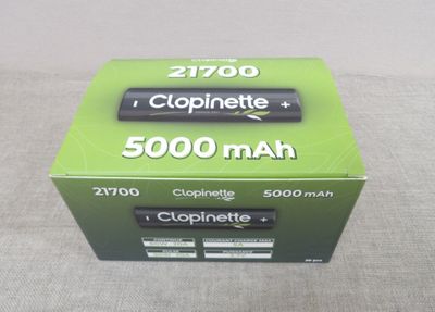 une boîte verte sur laquelle sont posées deux piles