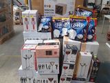 une pile de cartons et de caisses de vin posés sur une palette