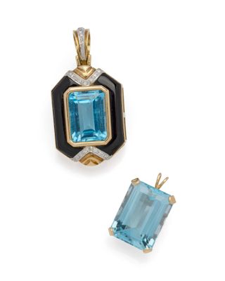 une paire de pendentifs en topaze bleue et diamants