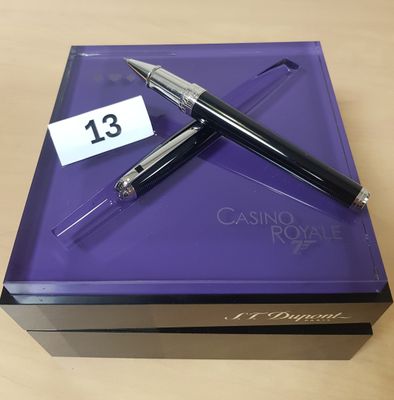 une boîte violette sur laquelle est représenté un stylo-plume noir