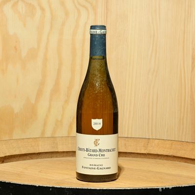 une bouteille de vin posée sur un tonneau