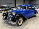 une voiture bleue garée dans un garage