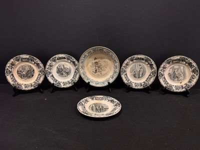 six assiettes bleues et blanches et une petite assiette posées sur un support noir
