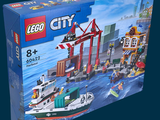 une boîte contenant un ensemble Lego City, sur fond bleu
