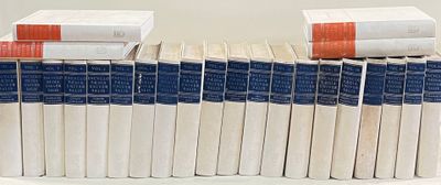 un grand nombre de livres empilés les uns sur les autres