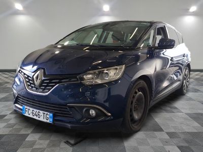 la voiture bleue est garée sur un sol en damier dans le garage