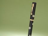 un stylo posé sur une table éclairée par une lampe