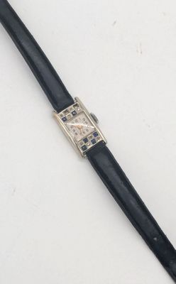 une photo d'une ceinture en cuir noir avec une boucle argentée