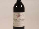 une bouteille de vin posée sur une table