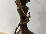 une lampe posée sur une table, sur laquelle se trouve un lézard