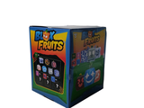 un distributeur automatique de fruits posé sur une surface blanche