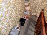 une petite pièce dont les murs sont recouverts d'objets divers
