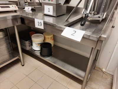 une machine posée sur une table dans une cuisine