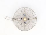 broche en argent sterling ornée de pierres bleues et blanches sur fond blanc