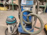 un aspirateur et un plumeau posés par terre